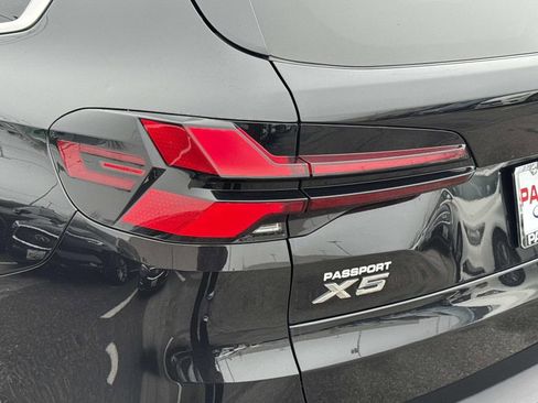 Used 2025 BMW X5 xDrive50e image 9