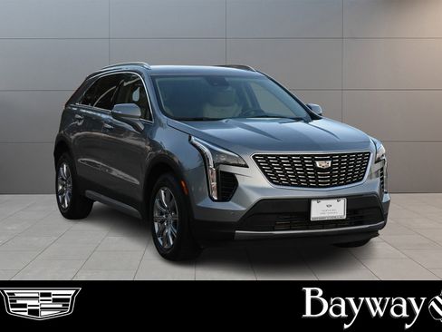 Used 2023 Cadillac XT4 Premium Luxury image 3