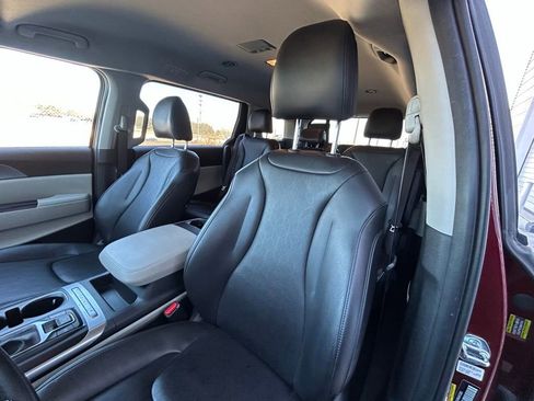 Used 2024 Kia Carnival LX image 15