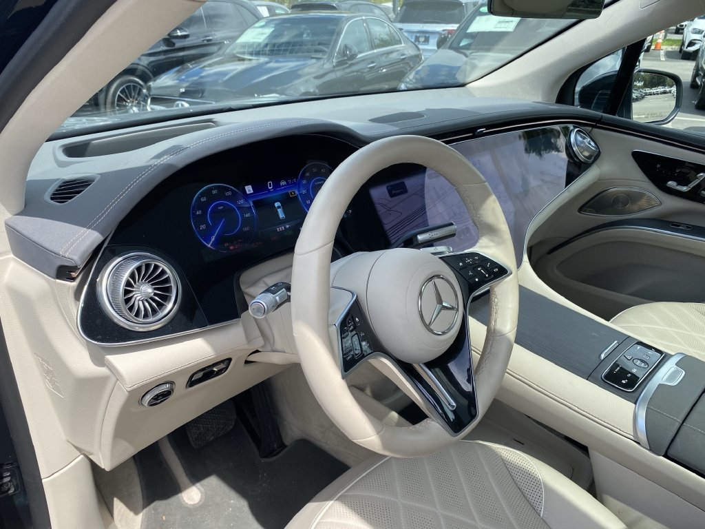 Certified 2024 Mercedes-Benz EQS 580 4MATIC SUV image 3