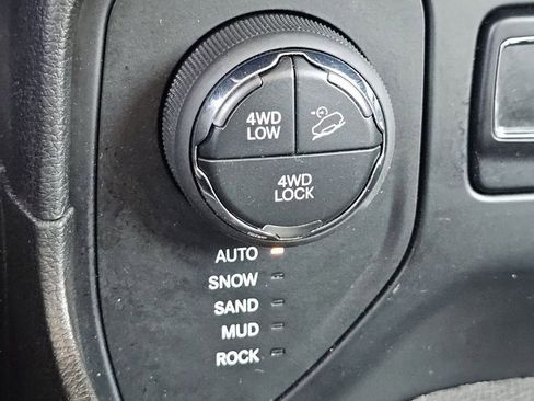 Used 2017 Jeep Renegade Trailhawk AWD/4WD image 9