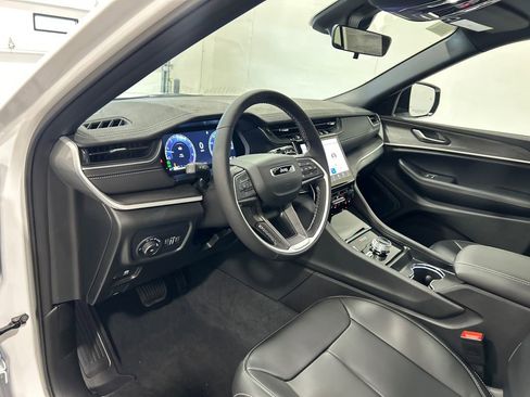 New 2025 Jeep Grand Cherokee Limited image 18