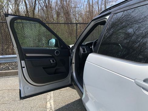 Used 2024 Land Rover Discovery Dynamic SE image 13