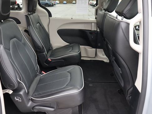 Used 2022 Chrysler Pacifica Limited image 26