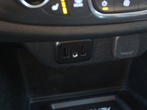 Used 2023 Chevrolet Traverse LT image 29