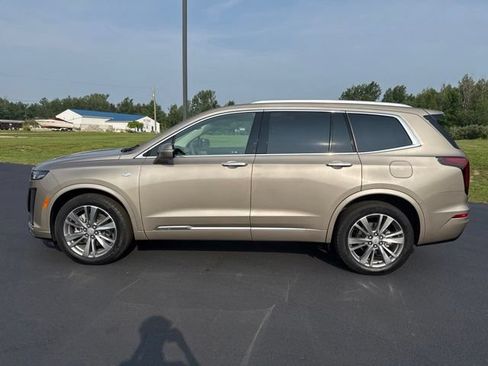 Used 2022 Cadillac XT6 Premium Luxury AWD/4WD image 2