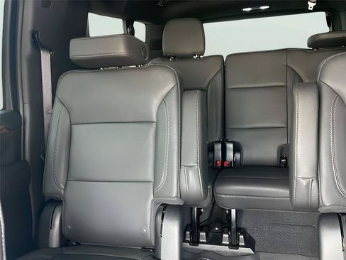 Used 2023 Chevrolet Suburban LT w/ Luxury Package RWD image 5