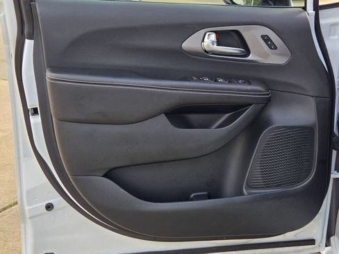 New 2026 Chrysler Pacifica Select FWD image 14