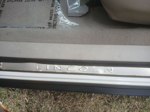 Used 2003 Lincoln Town Car Signature image 42