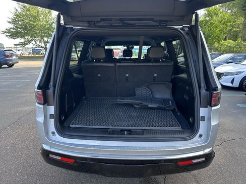 Used 2024 Jeep Wagoneer L Series II w/ Flexible Seating Group RWD image 28