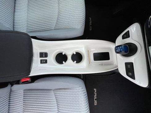 Used 2016 Toyota Prius Three Touring image 19