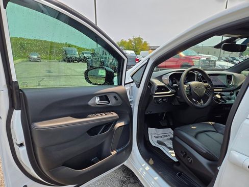 Used 2025 Chrysler Pacifica Select AWD/4WD image 12