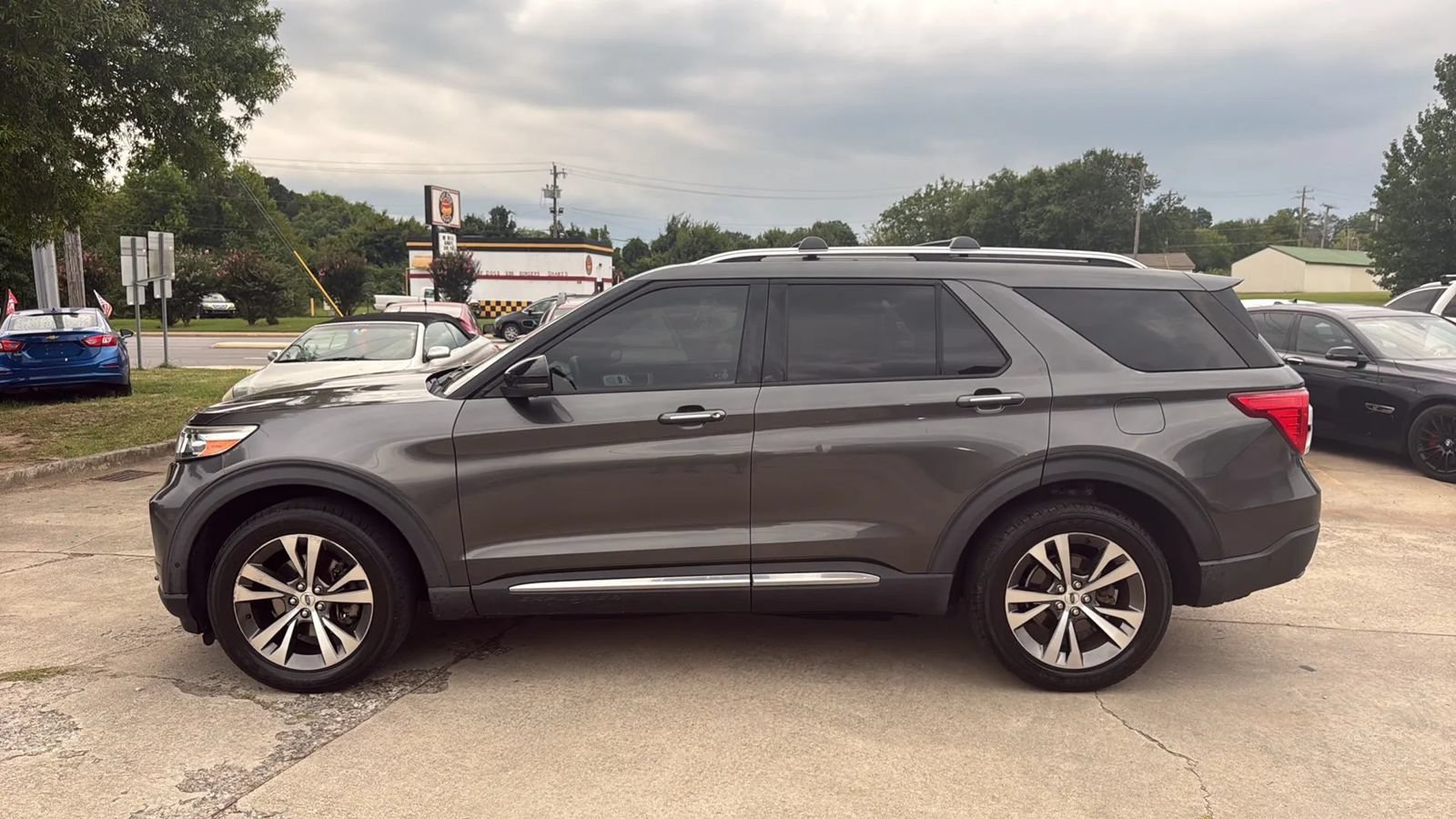Used 2020 Ford Explorer Platinum w/ Premium Technology Package AWD/4WD image 2