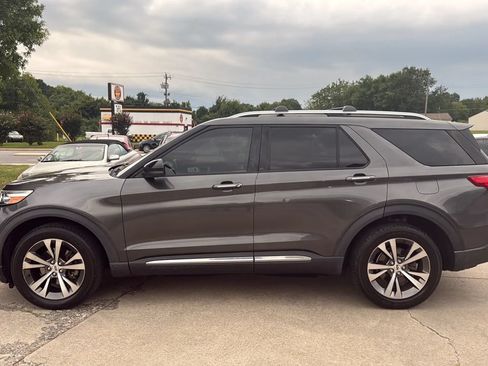 Used 2020 Ford Explorer Platinum w/ Premium Technology Package AWD/4WD image 2