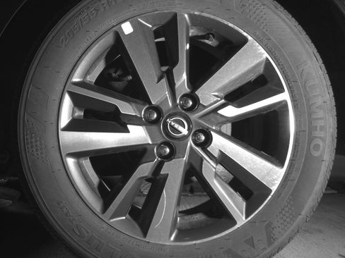 Used 2025 Nissan Versa SV FWD image 14