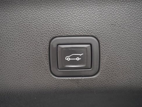 Used 2025 Chevrolet Suburban RST image 9