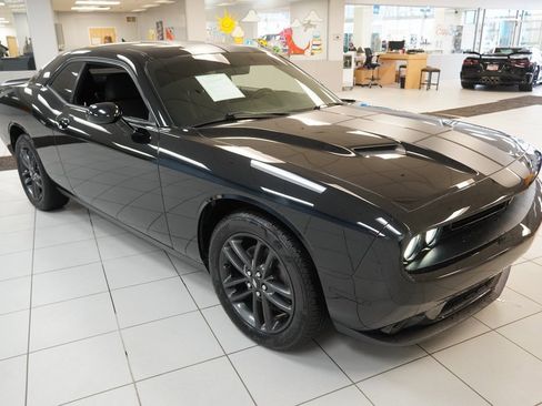 Used 2019 Dodge Challenger SXT w/ Driver Convenience Group image 13