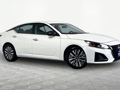 Used 2025 Nissan Altima 2.5 SV FWD image 1