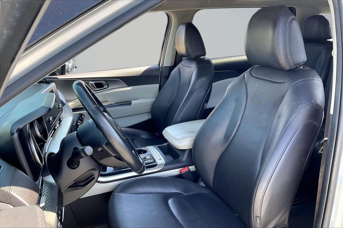 Used 2022 Kia Carnival LX FWD image 25