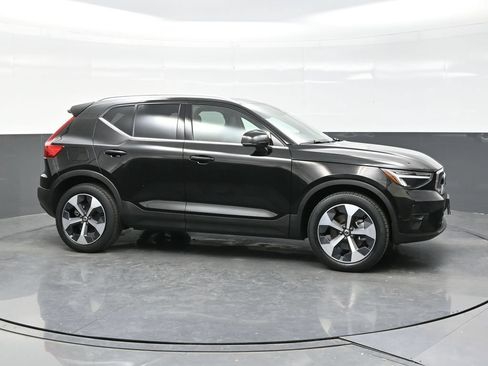 Used 2023 Volvo XC40 B5 Plus w/ Driver Assist Package AWD/4WD image 8