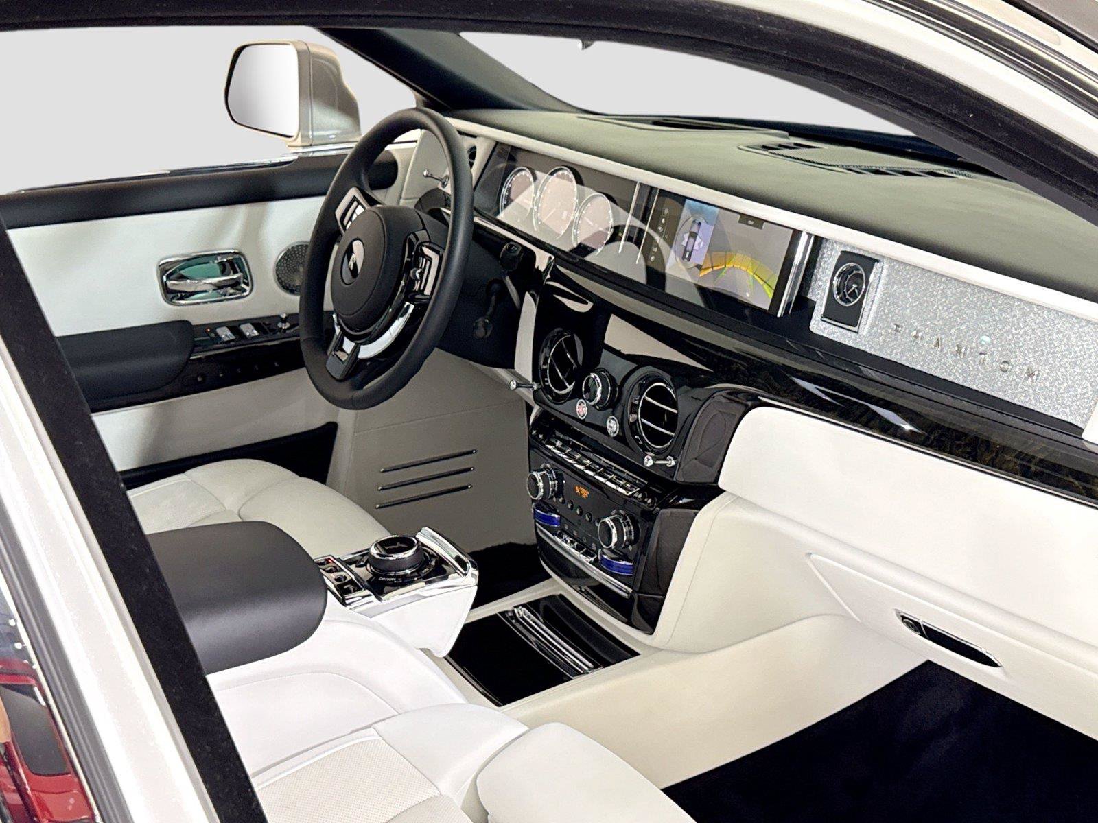 Used 2023 Rolls-Royce Phantom Sedan RWD image 39