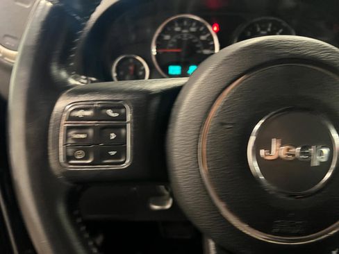 Used 2017 Jeep Wrangler Unlimited Sahara w/ Max Tow Package AWD/4WD image 13