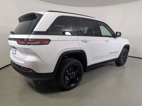 New 2025 Jeep Grand Cherokee Altitude image 7