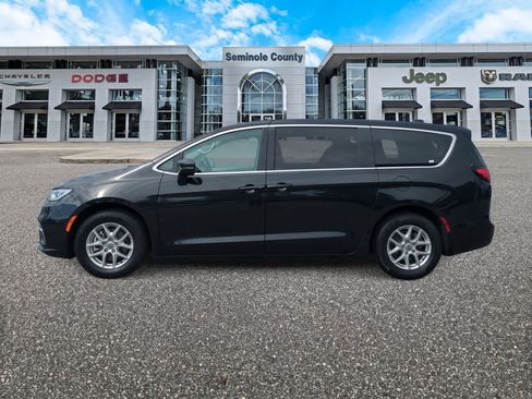 Used 2023 Chrysler Pacifica Touring-L FWD image 5