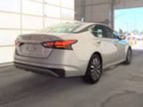 Used 2023 Nissan Altima 2.5 SV FWD image 2