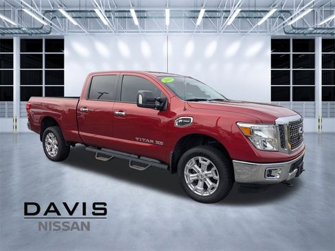 Used 2018 Nissan Titan SV image 1