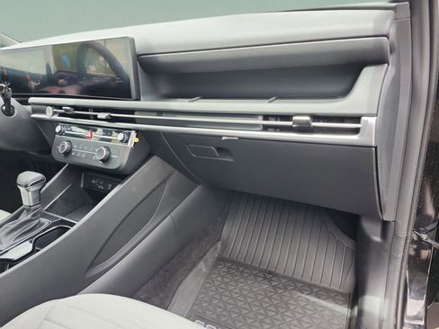 Certified 2025 Hyundai Santa Cruz SE FWD image 19