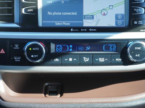 Used 2018 Toyota Highlander XLE image 35