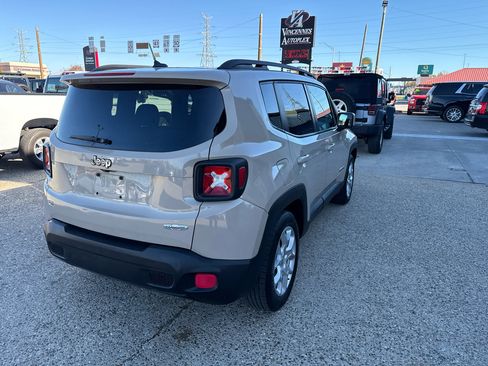 Used 2015 Jeep Renegade Latitude w/ Cold Weather Group II image 4