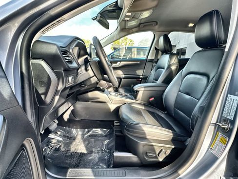 Used 2022 Ford Escape Titanium image 2