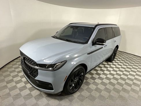 Used 2025 Lincoln Navigator Reserve w/ Jet Appearance Package image 9