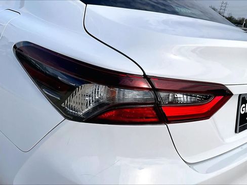 Used 2021 Toyota Camry LE image 26