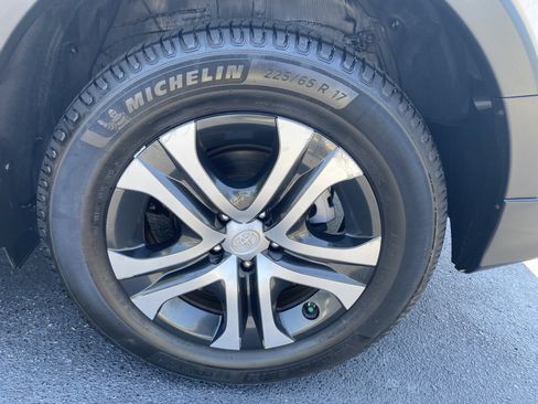 Used 2017 Toyota RAV4 LE FWD image 21