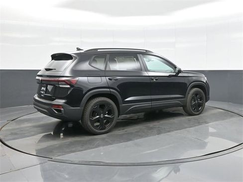 New 2026 Volkswagen Taos SE image 7