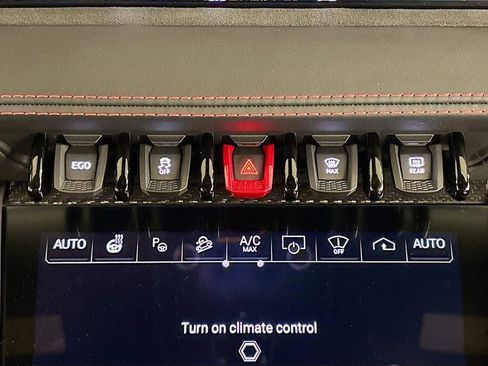 Used 2025 Lamborghini Urus SE image 24