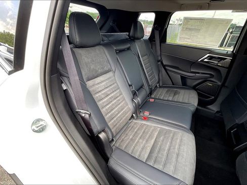 New 2025 Mitsubishi Outlander SE image 9