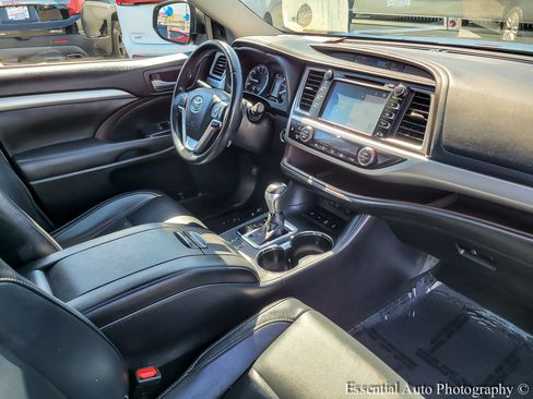 Used 2017 Toyota Highlander XLE w/ Carpet Mat Package image 36