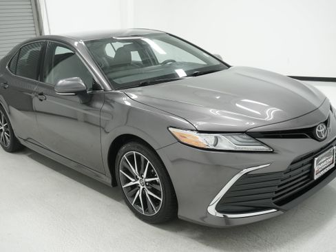 Used 2023 Toyota Camry XLE FWD image 3