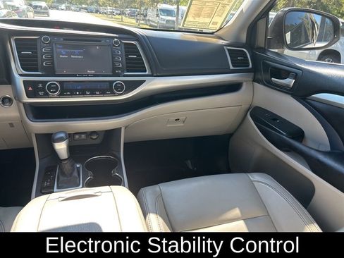 Used 2017 Toyota Highlander XLE image 11