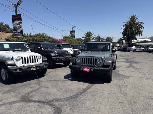 Used 2015 Jeep Wrangler Unlimited Sport w/ Quick Order Package 24S AWD/4WD image 17