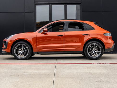 Certified 2022 Porsche Macan AWD/4WD image 2