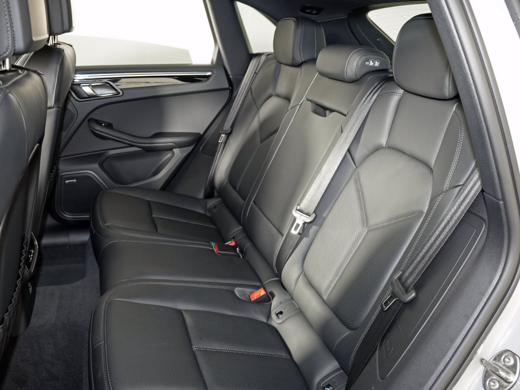Used 2026 Porsche Macan AWD/4WD image 34