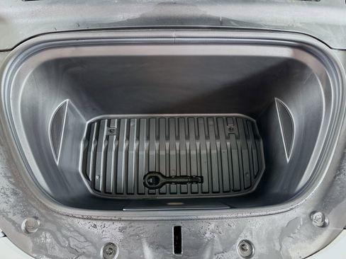 Used 2023 Tesla Model Y Long Range image 32