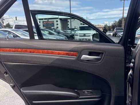 Used 2014 Chrysler 300 image 8