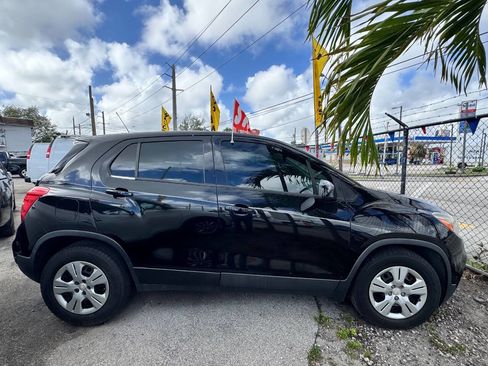 Used 2018 Chevrolet Trax LS image 3