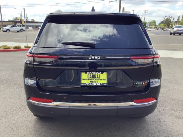 Used 2024 Jeep Grand Cherokee Limited RWD image 28